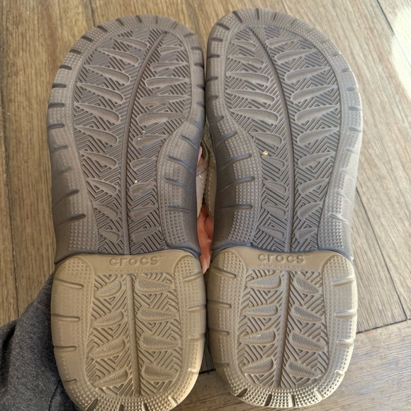 Grey crocs flip flops - Picture 3 of 6